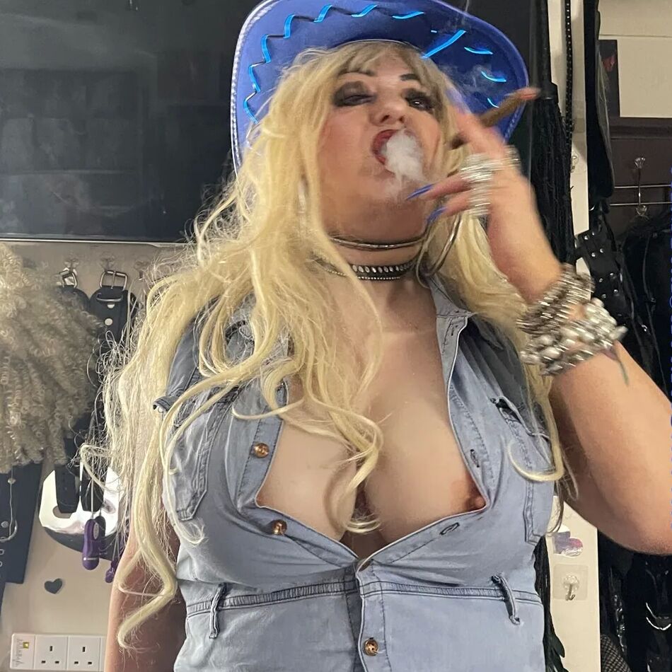 20 Pics I LOVE BIG FAKE TITS