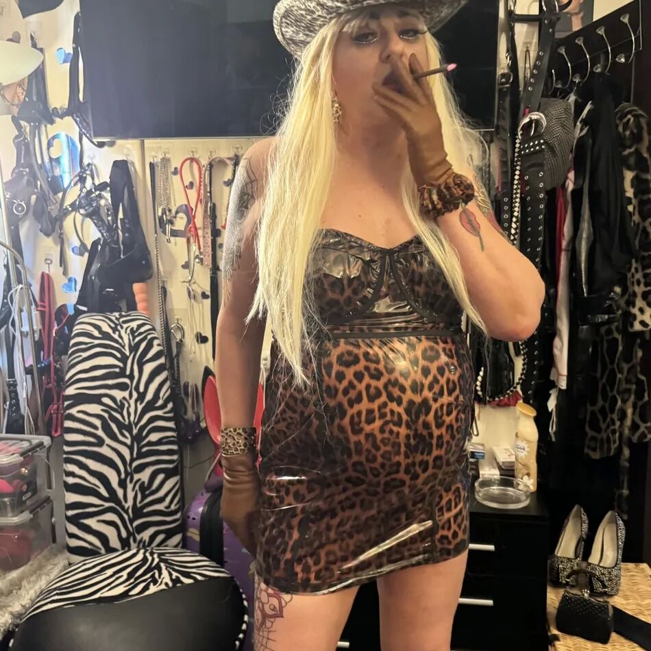 20 Pics LET OTHER MEN FUCK HER