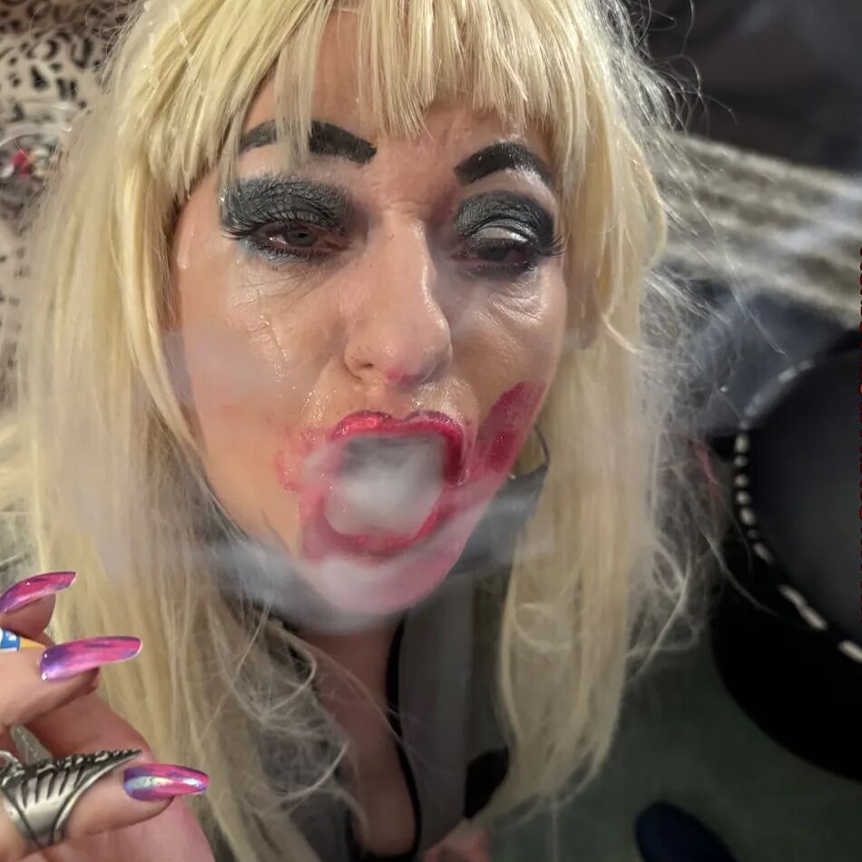 20 Pics MESSY LIPSTICK