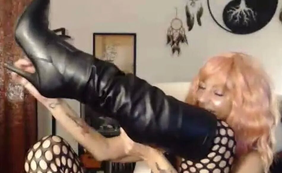 10 Pics Cam Show Snapshots Feet Heels Fishnets