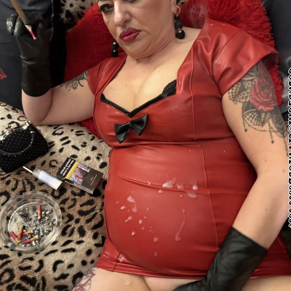 20 Pics RUBBER WHORE SHIRLEY