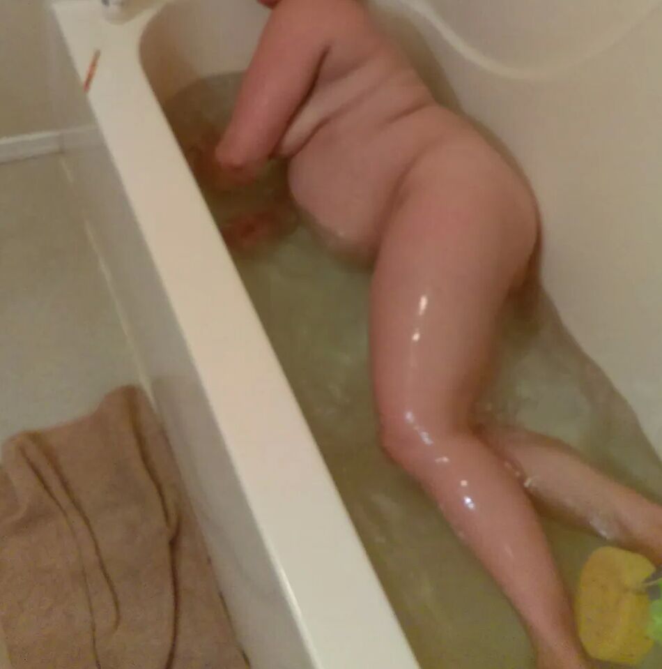 8 Pics Pregnant wife in the bath