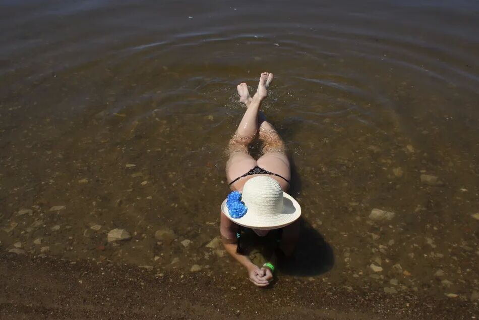 20 Pics Ass, Legs and Water