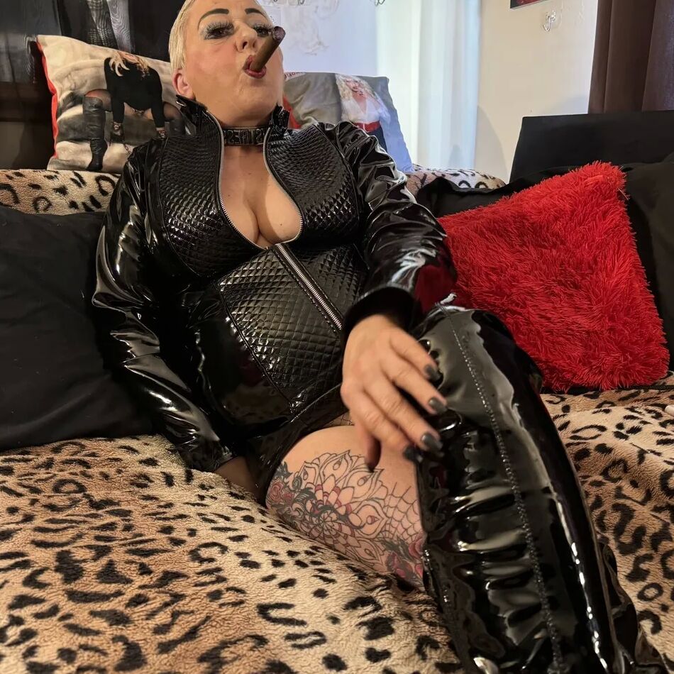 20 Pics THE MRS & MISTRESS