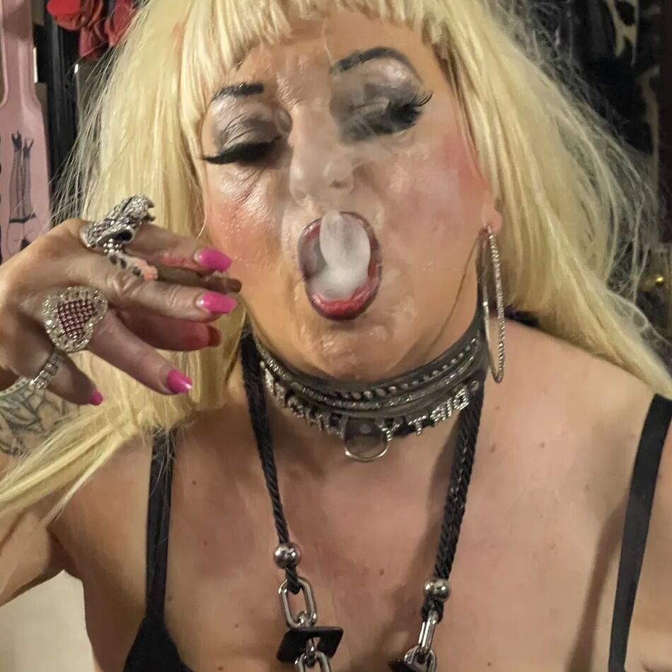 20 Pics SHIRLEY I LOVE SMOKING PT 2