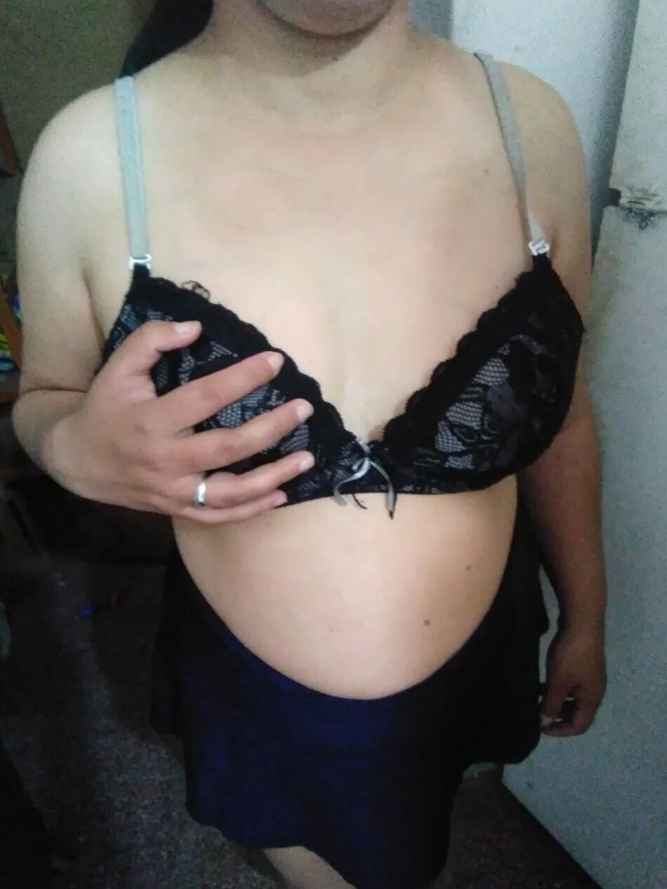 20 Pics Pack 23: Se prueba una pollera y se desnuda