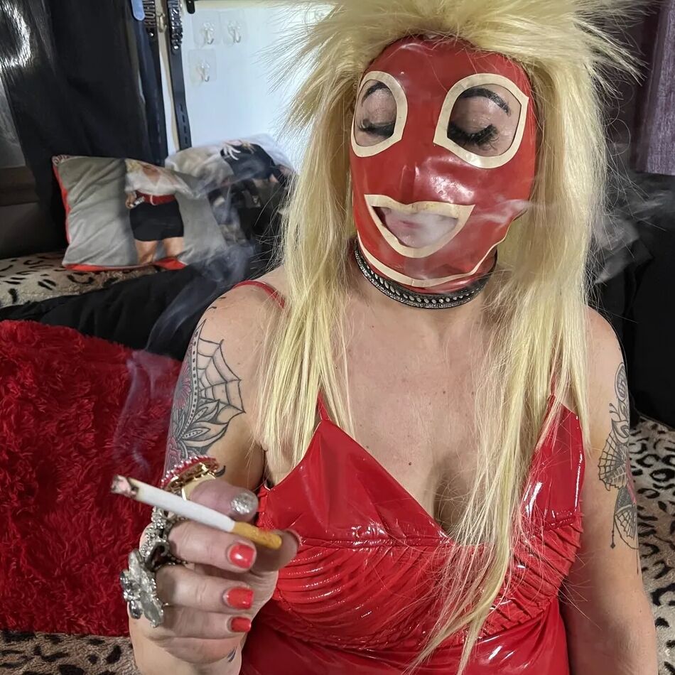 20 Pics SLUT BEHIND THE MASK