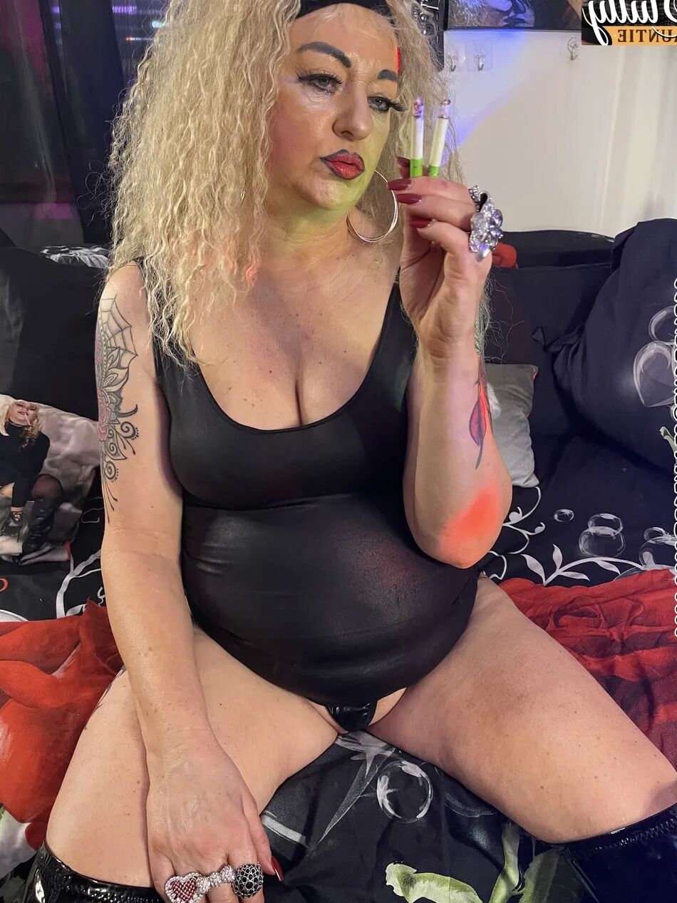 20 Pics SLUTTY AUNTIE SHIRLEY