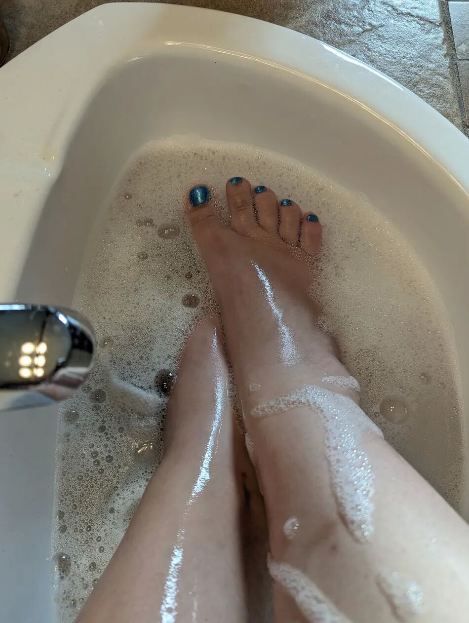 20 Pics Feet and boobs