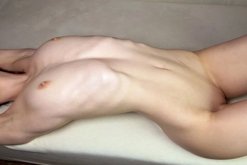 20 Pics Sexy petite girl