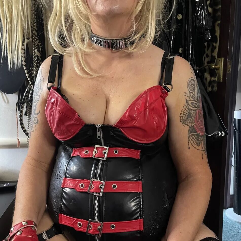 20 Pics MISTRESS SMOKE RETURNS