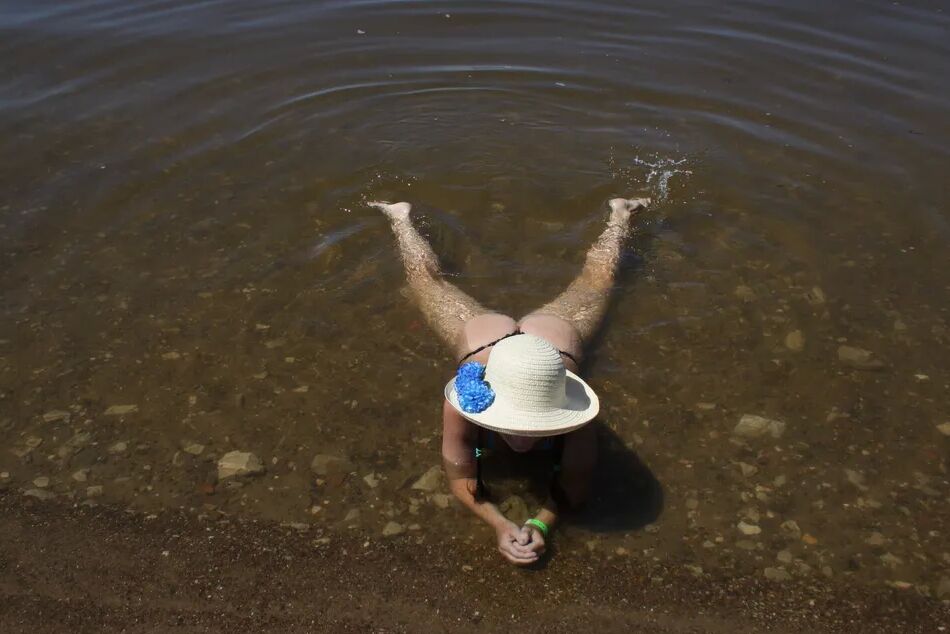 20 Pics Ass, Legs and Water
