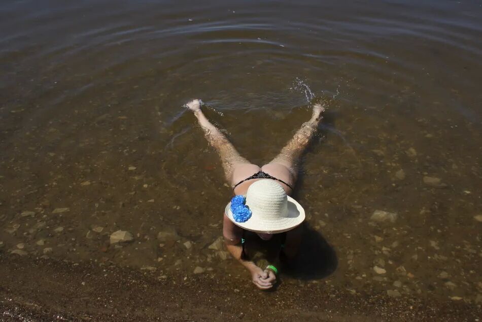 20 Pics Ass, Legs and Water