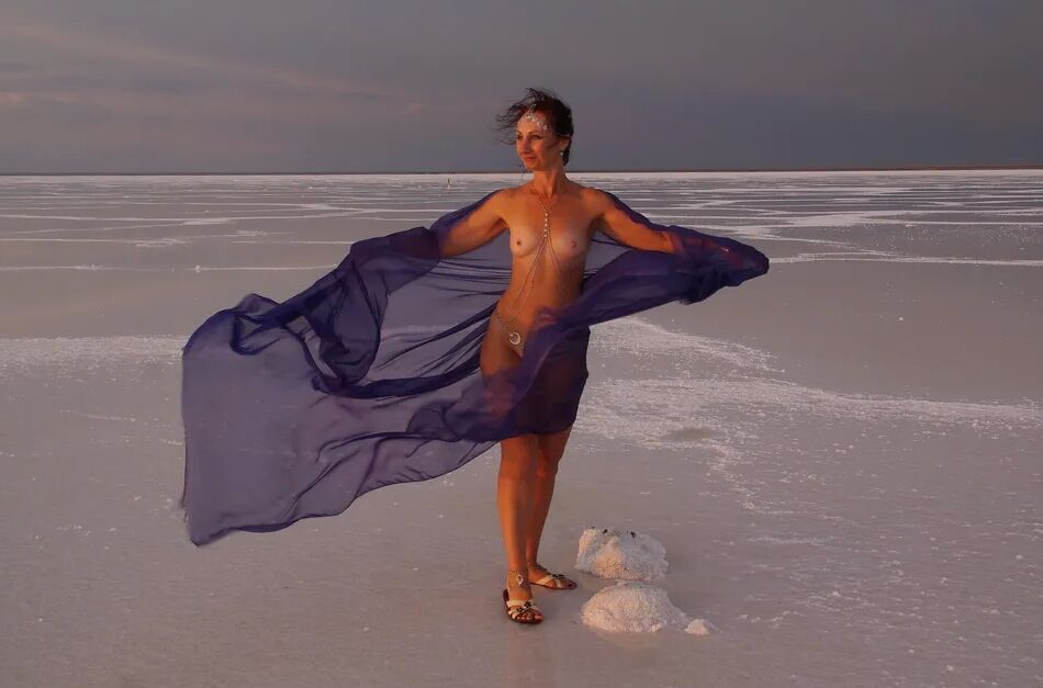20 Pics On Sunset-Light with DeepBlue Shawl on Salt- Lake