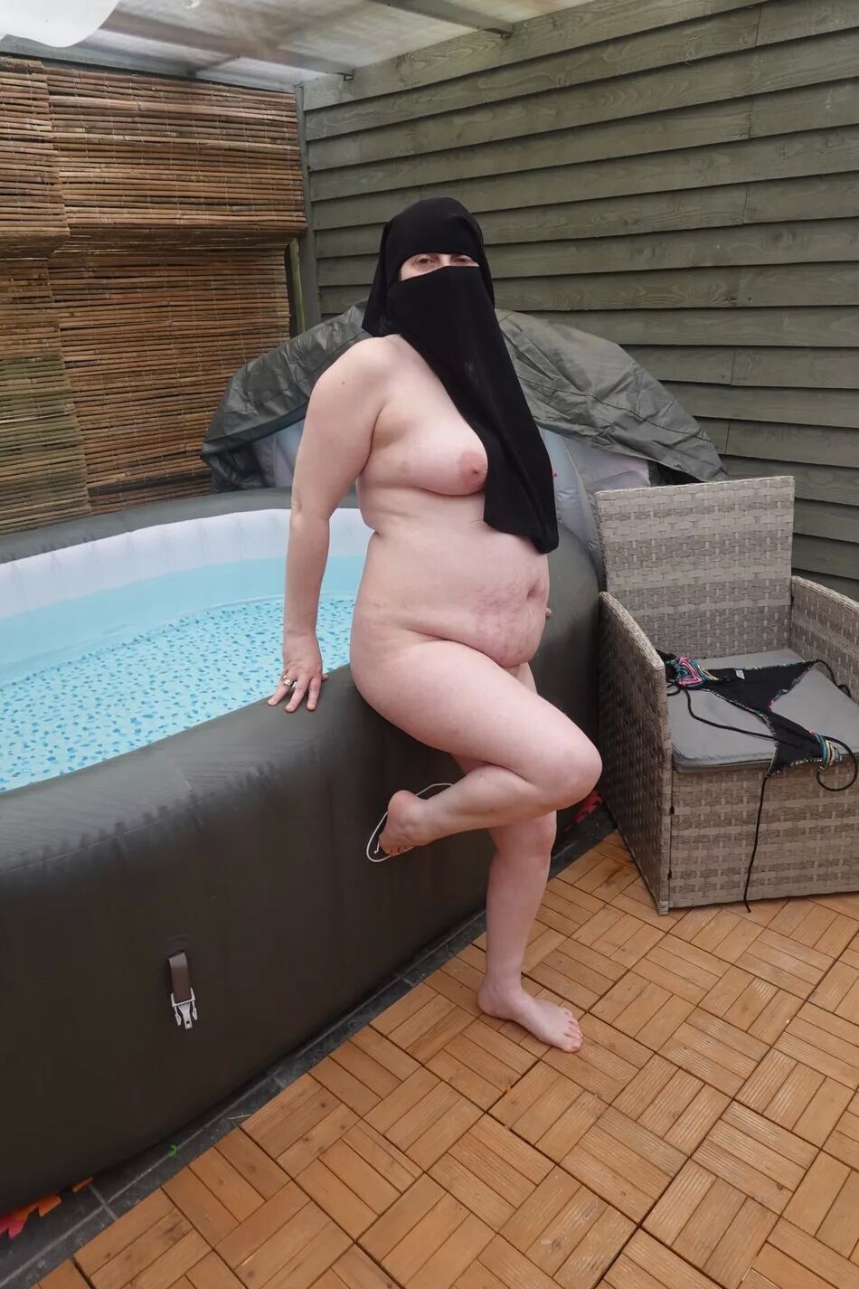 20 Pics wife showing off big breasts and ass in Niqab