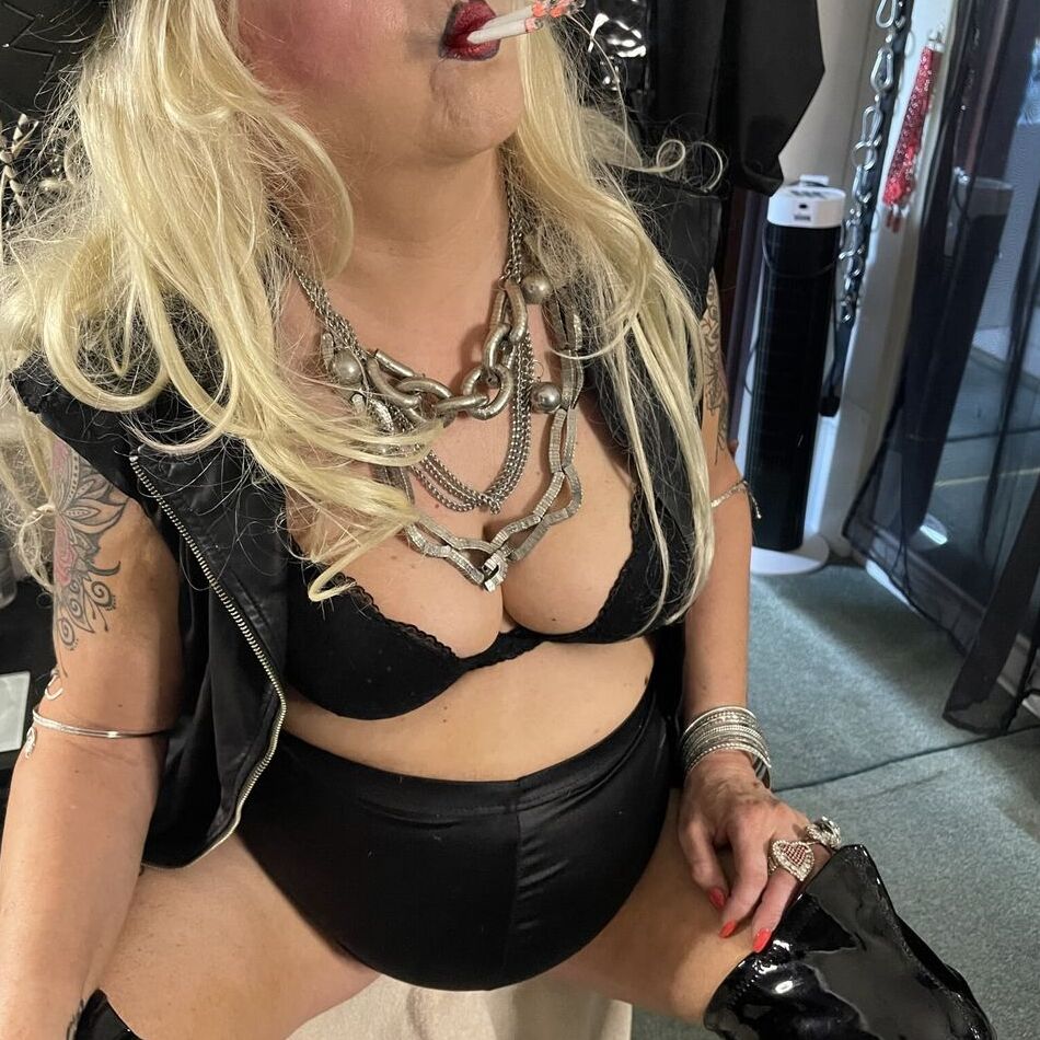 20 Pics SHIRLEY I LOVE SMOKING 3