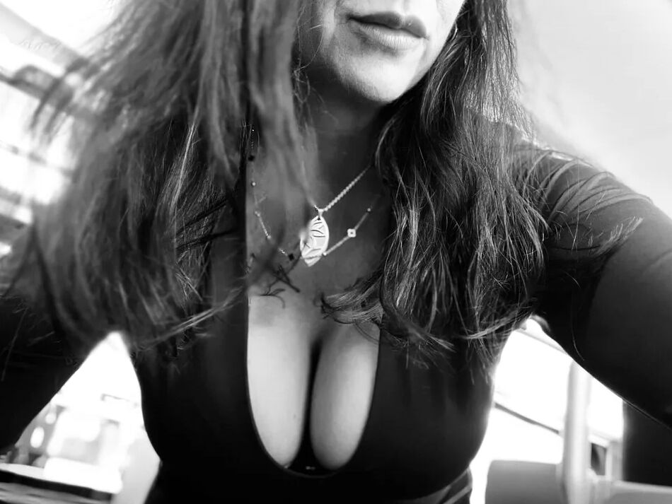 17 Pics Eva, the curvy MILF with 38E boobs from South Africa