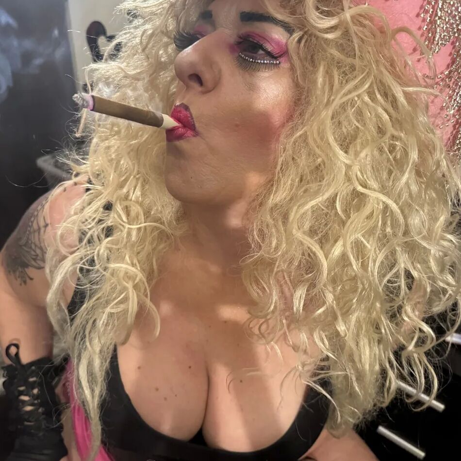 20 Pics SMOKING GODDESS SHIRLEY