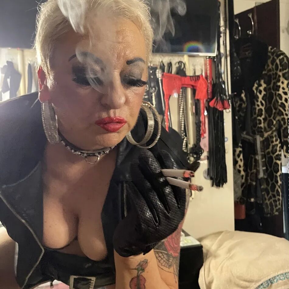 20 Pics BIKER WHORE SHIRLEY
