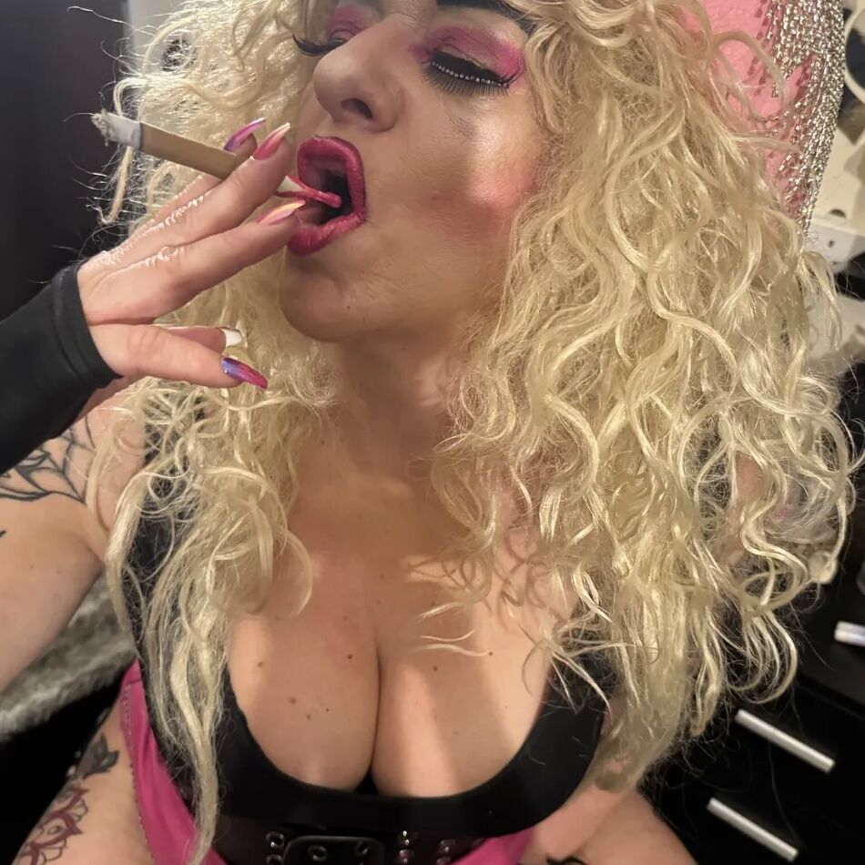 20 Pics GODDESS SMOKING SHIRLEY