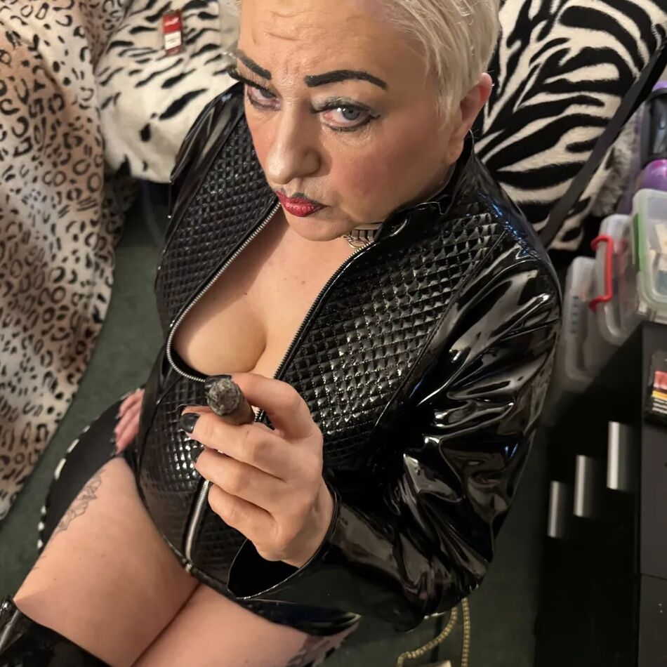 20 Pics THE MRS & MISTRESS