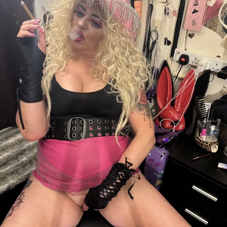20 Pics GODDESS SMOKING SHIRLEY