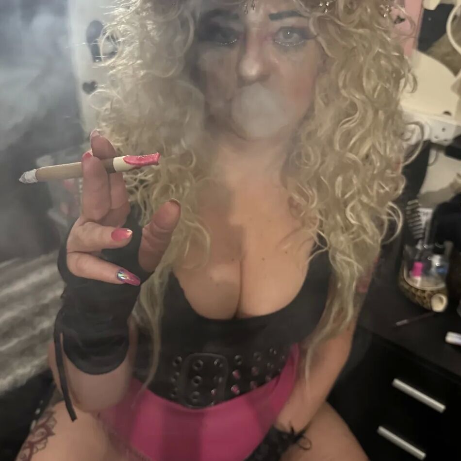 20 Pics GODDESS SMOKING SHIRLEY