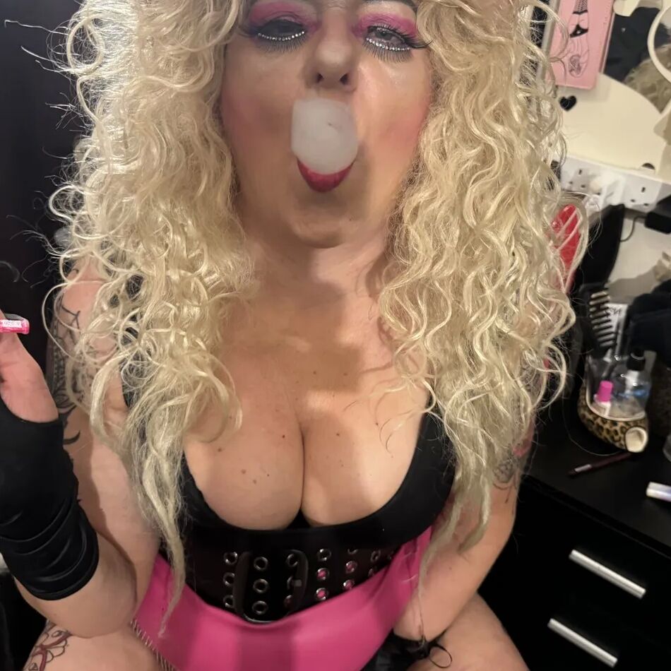 20 Pics SMOKING GODDESS SHIRLEY
