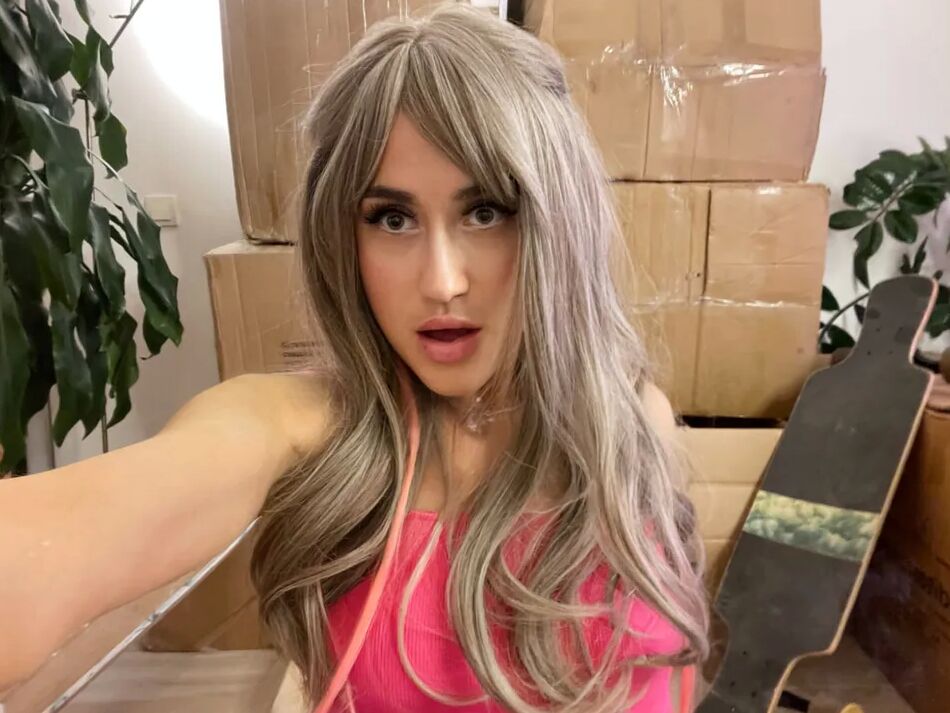 16 Pics Porn model, sexy girl show next to boxes and longboards