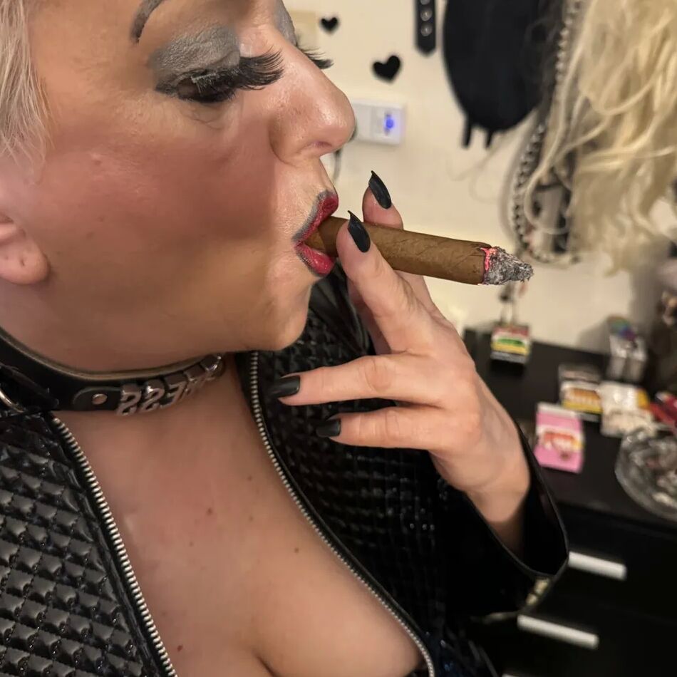 20 Pics THE MRS & MISTRESS