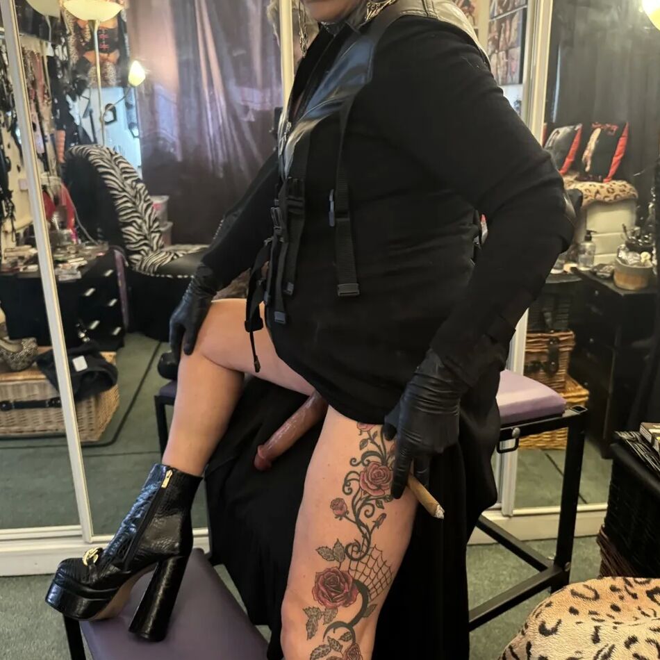 20 Pics SHIRLEY SMOKING DOMINATION