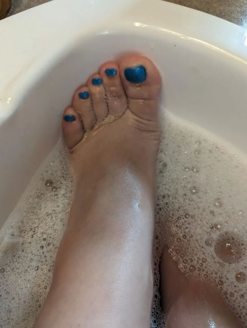 20 Pics Feet and boobs