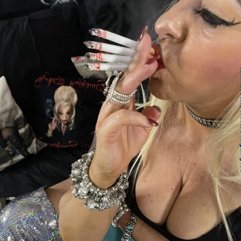 20 Pics AUNTIE SHIRLEY SMOKING DIRTY