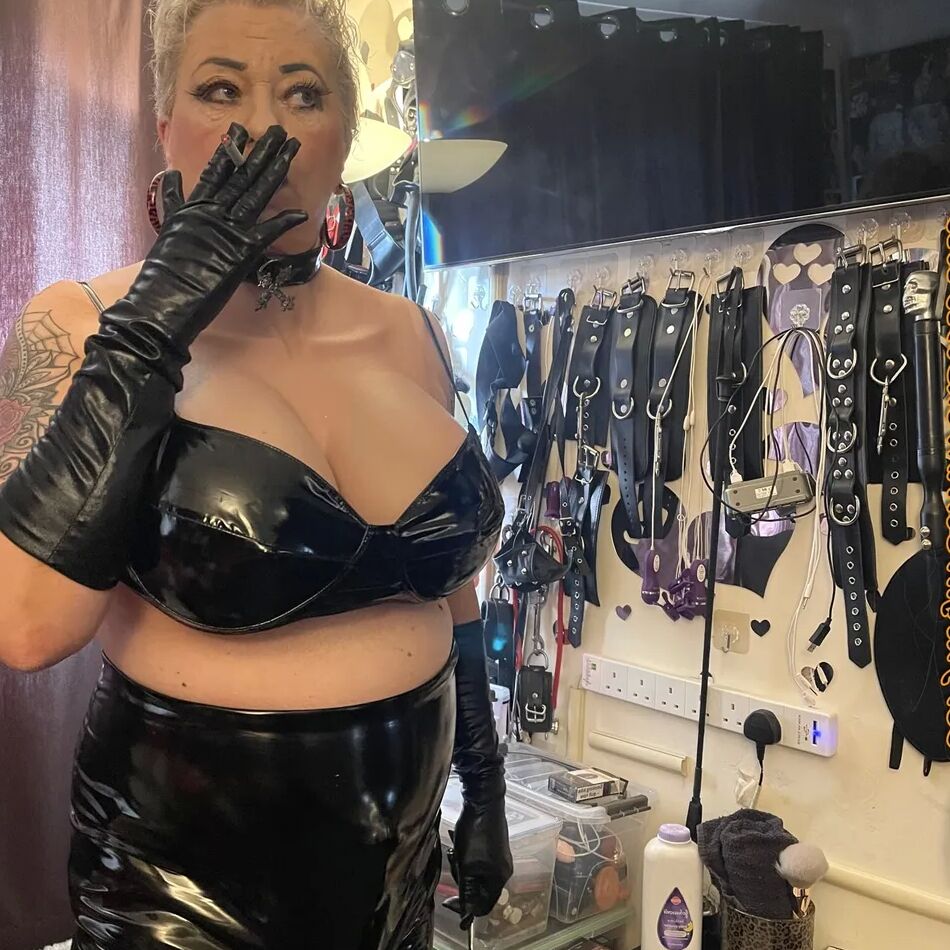 20 Pics SHIRLEY SMOKE BREAK BEFORE NEXT ONE