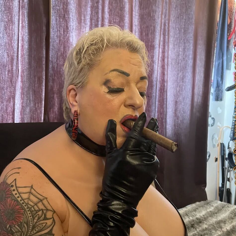 20 Pics SHIRLEY SMOKE BREAK BEFORE NEXT ONE