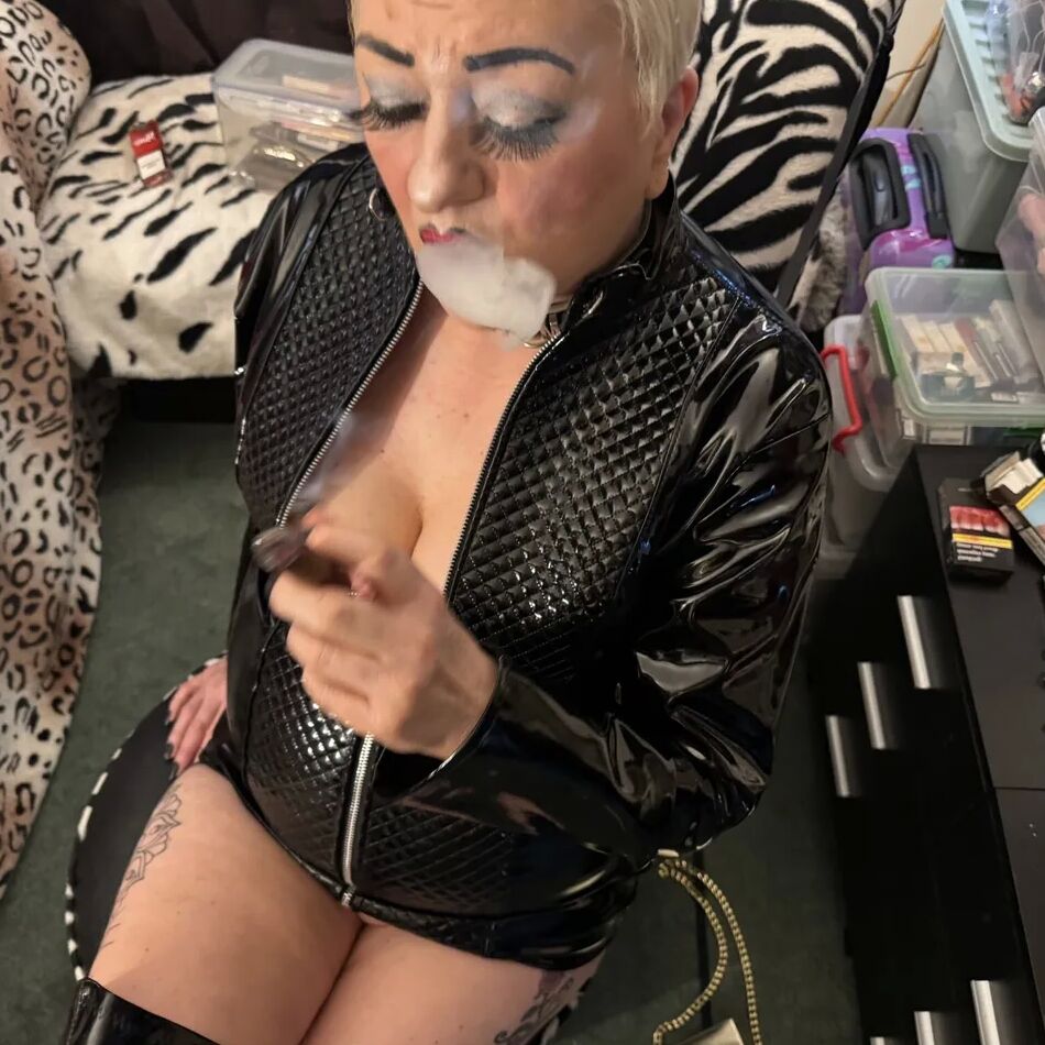 20 Pics THE MRS & MISTRESS