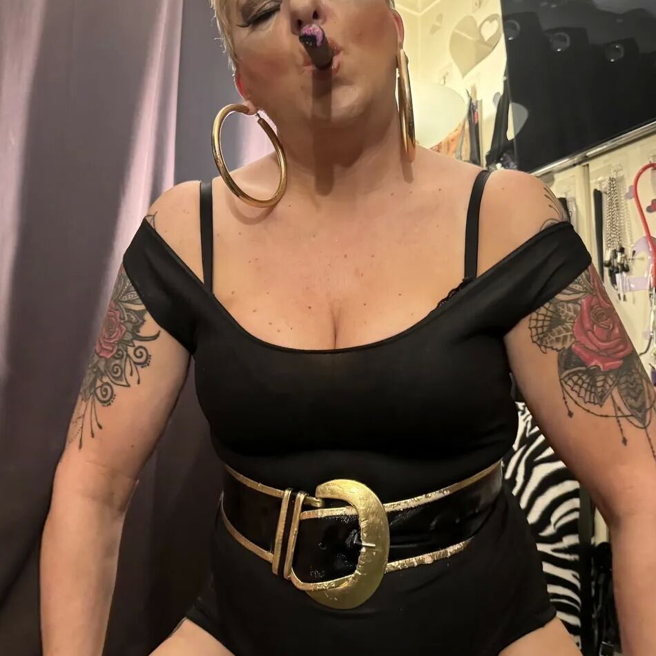 20 Pics SMOKING CIGAR GIRL SHIRLEY