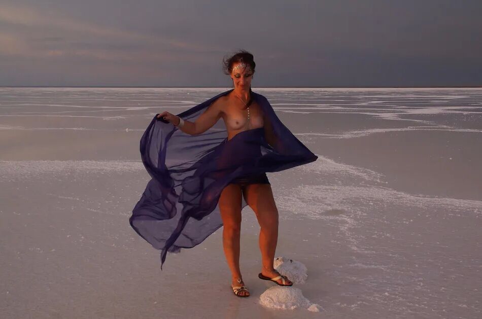 20 Pics On Sunset-Light with DeepBlue Shawl on Salt- Lake
