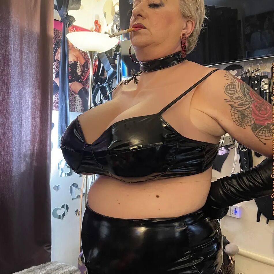 20 Pics SHIRLEY SMOKE BREAK BEFORE NEXT ONE