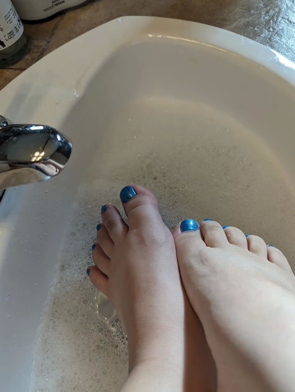 20 Pics Feet and boobs