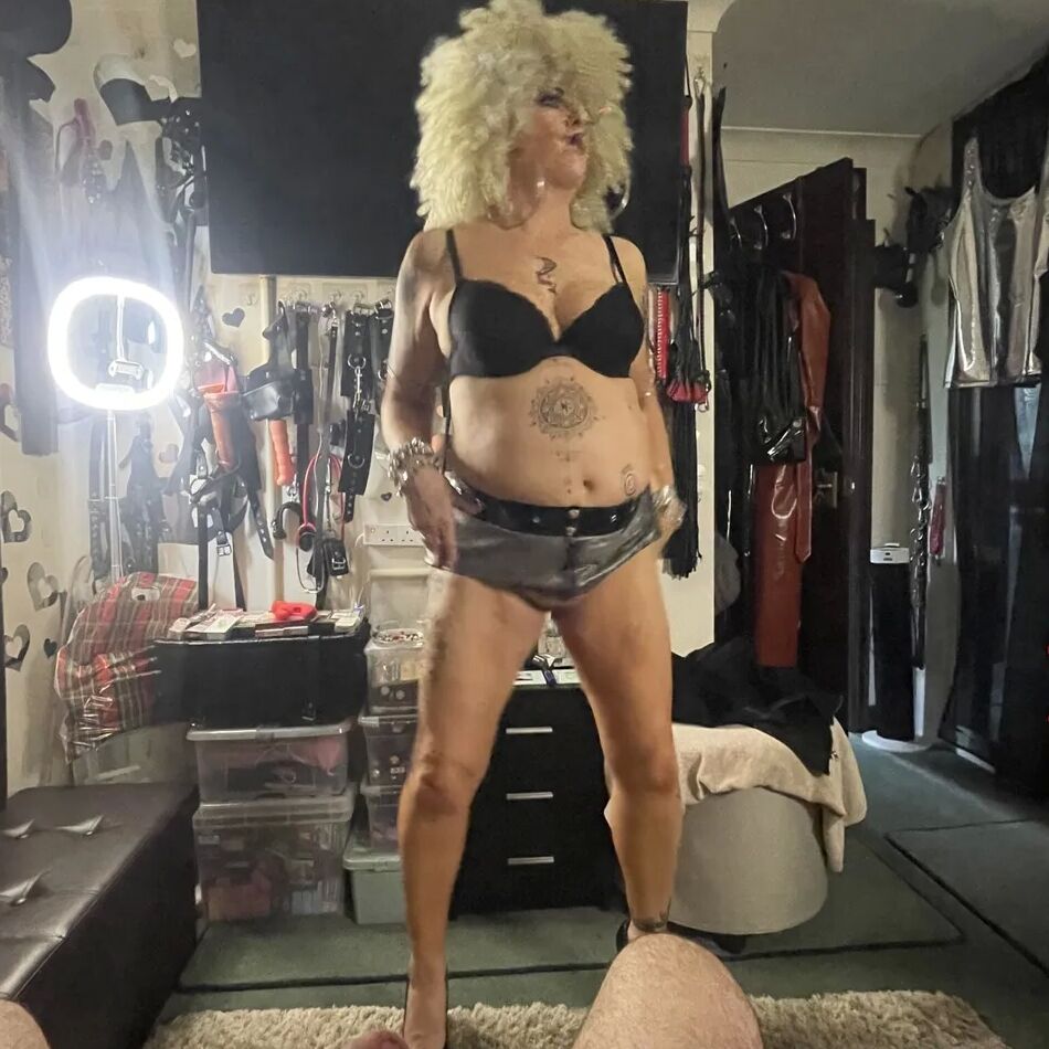 20 Pics SHIRLEY SMOKING WHORE