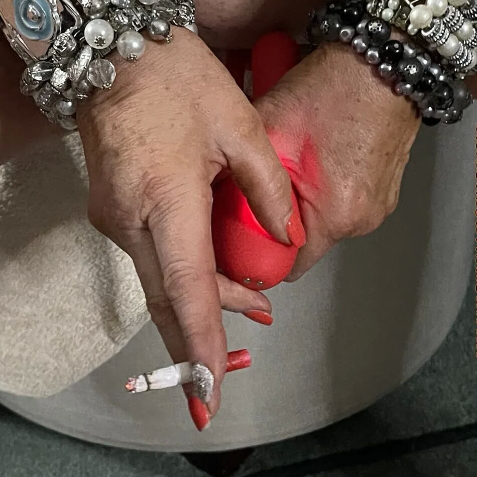 20 Pics SHIRLEY SMOKING WHORE 2