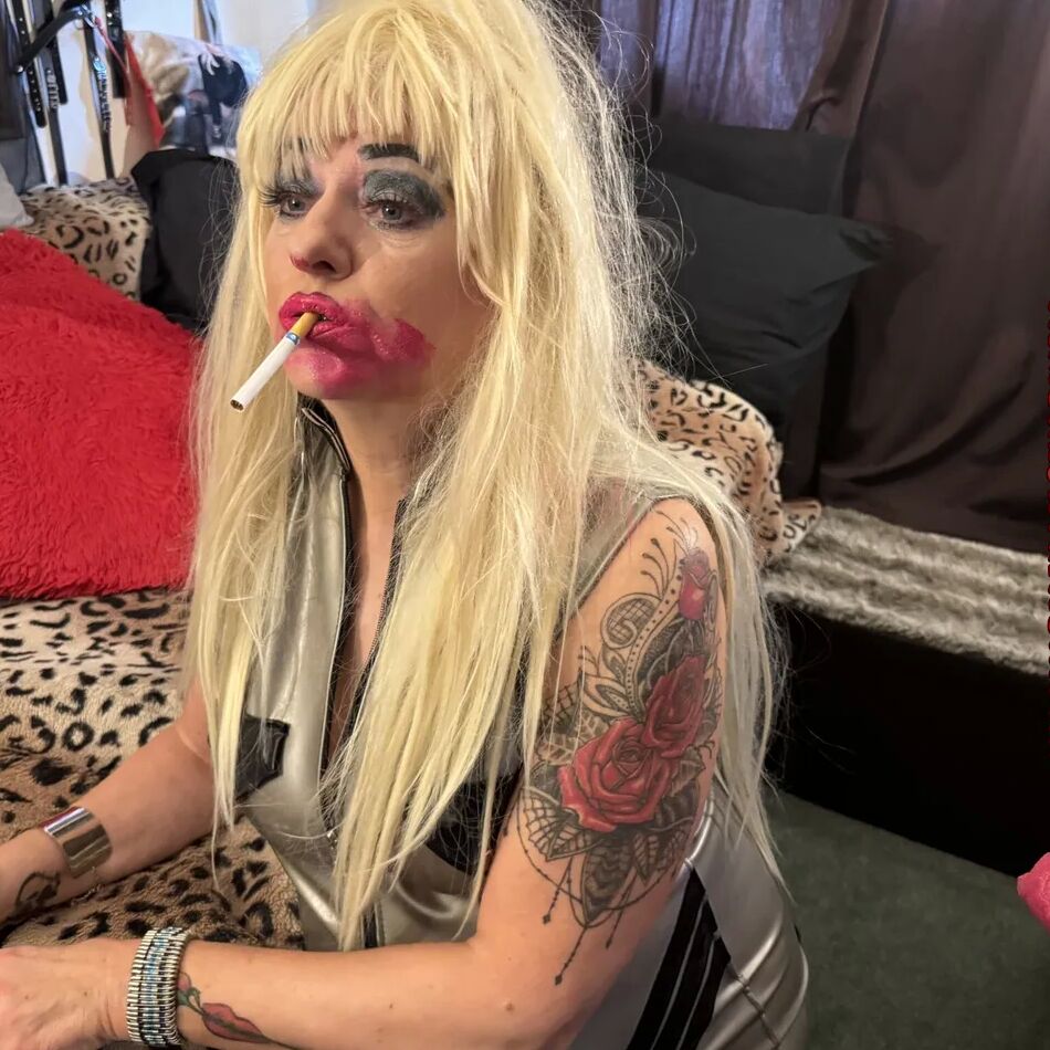 20 Pics MESSY LIPSTICK