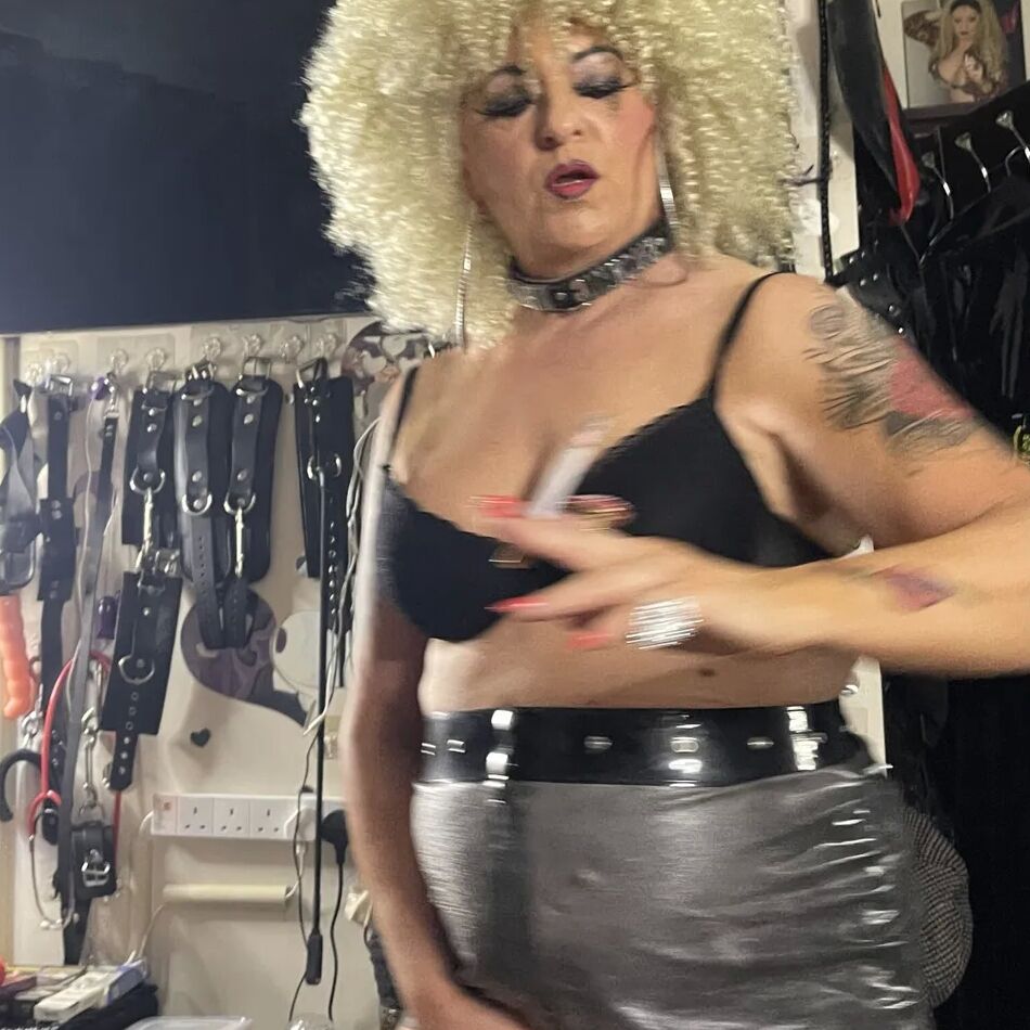 20 Pics SHIRLEY SMOKING TRAMP 2 MY WAY