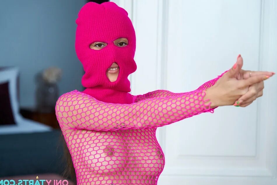 20 Pics Pants down, Stepdaddy! Stepdaughter finally seduces him.