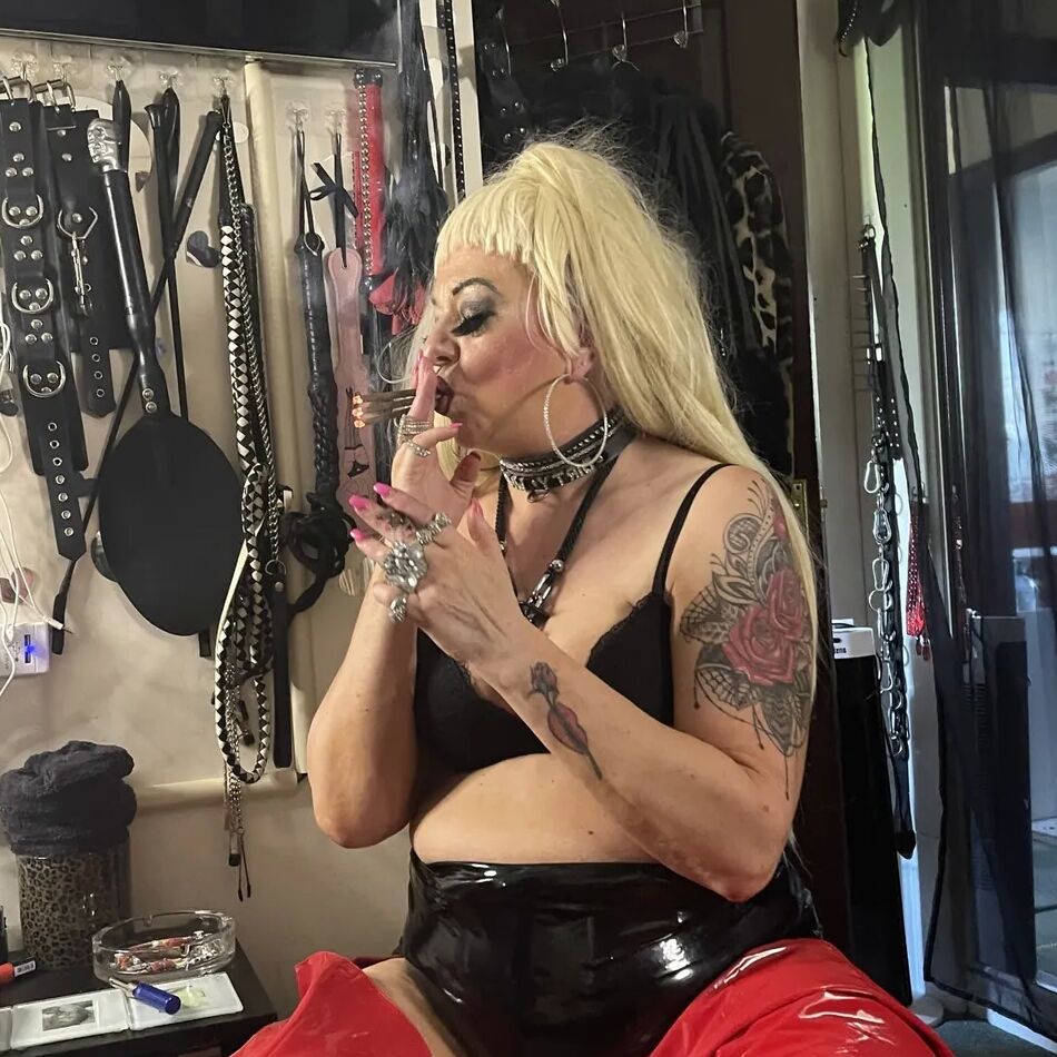 20 Pics SHIRLEY I LOVE SMOKING PT 2
