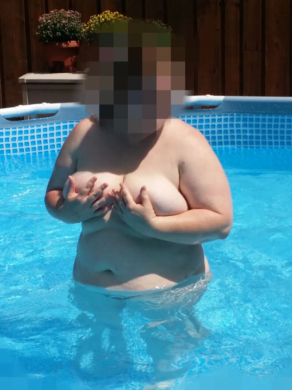 9 Pics Pool time