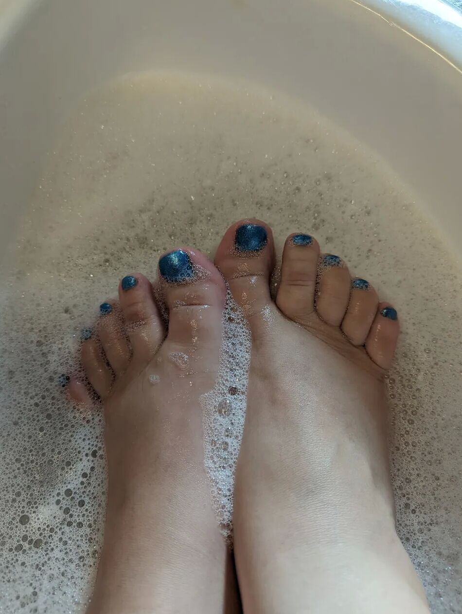 20 Pics Feet and boobs