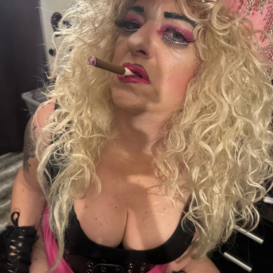 20 Pics GODDESS SMOKING SHIRLEY