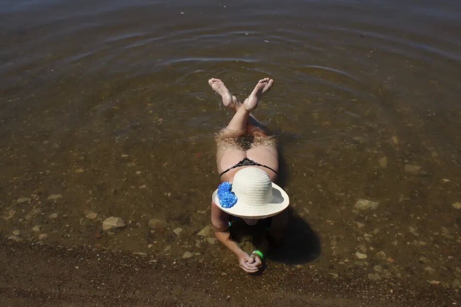 20 Pics Ass, Legs and Water